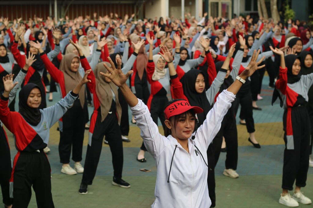 Senam pagi bersama siswa dan guru SMKN 1 Rejotangan